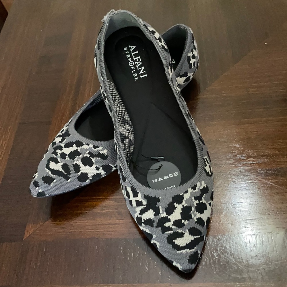Pointed-toe Flats